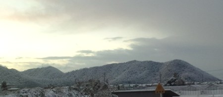 薄明かりの中に佇む雪化粧の屏風
